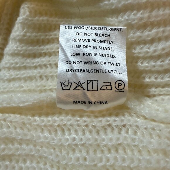 Embroidered Bee & floral design soft turtleneck cream & yellow sweater size 1XL - Picture 9 of 12